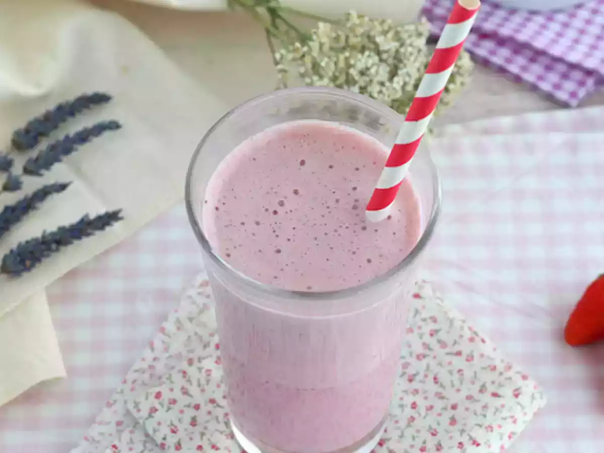Raspberry and strawberry milkshake - photo 3