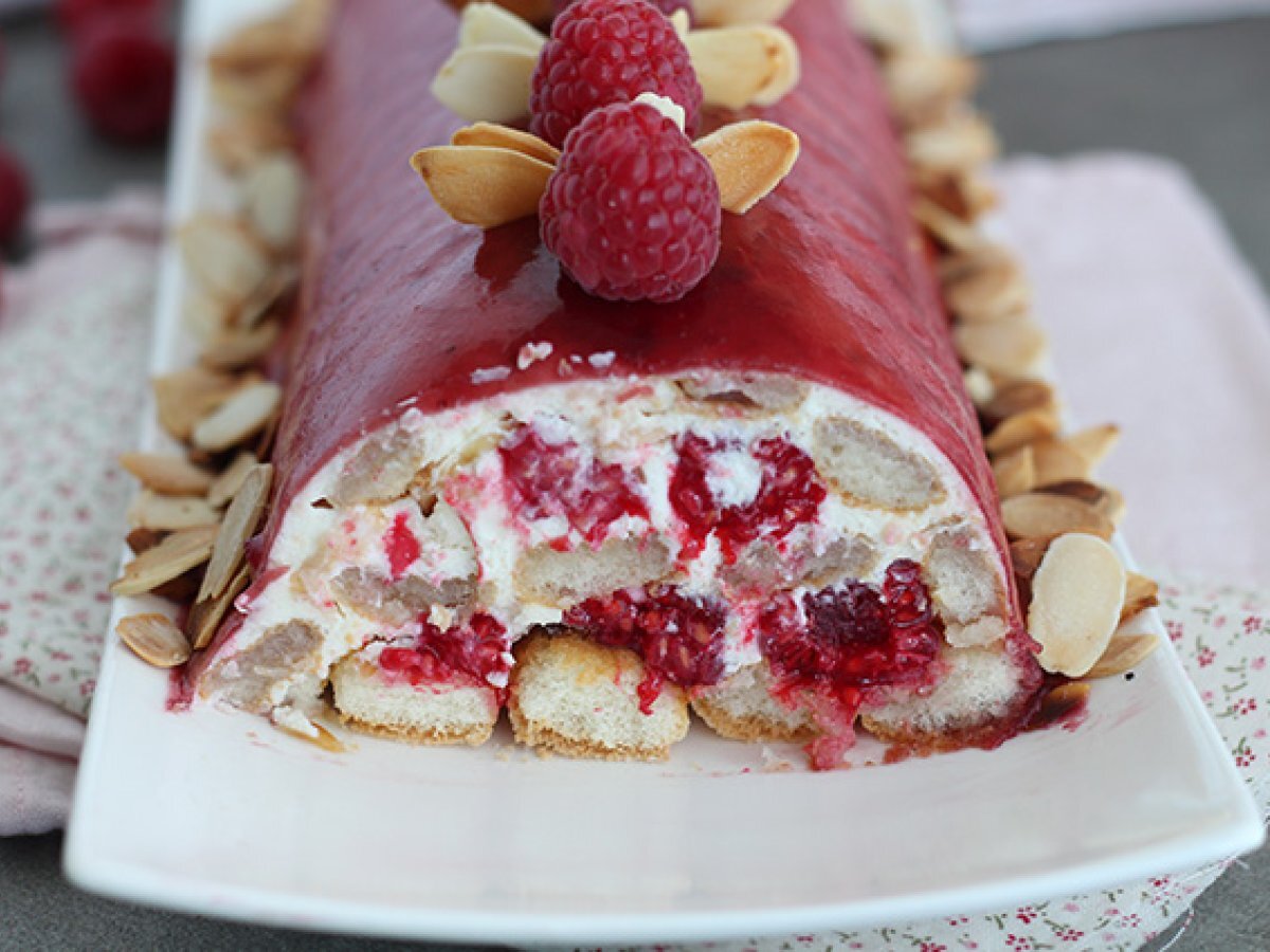 Raspberry tiramisu cake log - photo 3