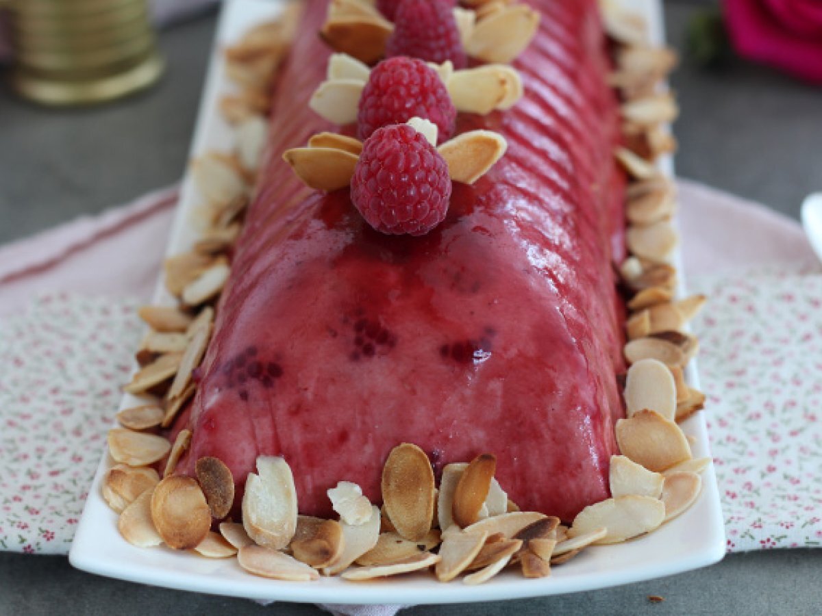 Raspberry tiramisu cake log - photo 4