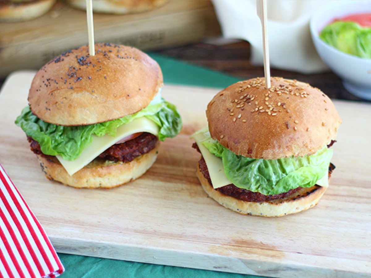 Red beans vegetarian cheeseburger - Video recipe!