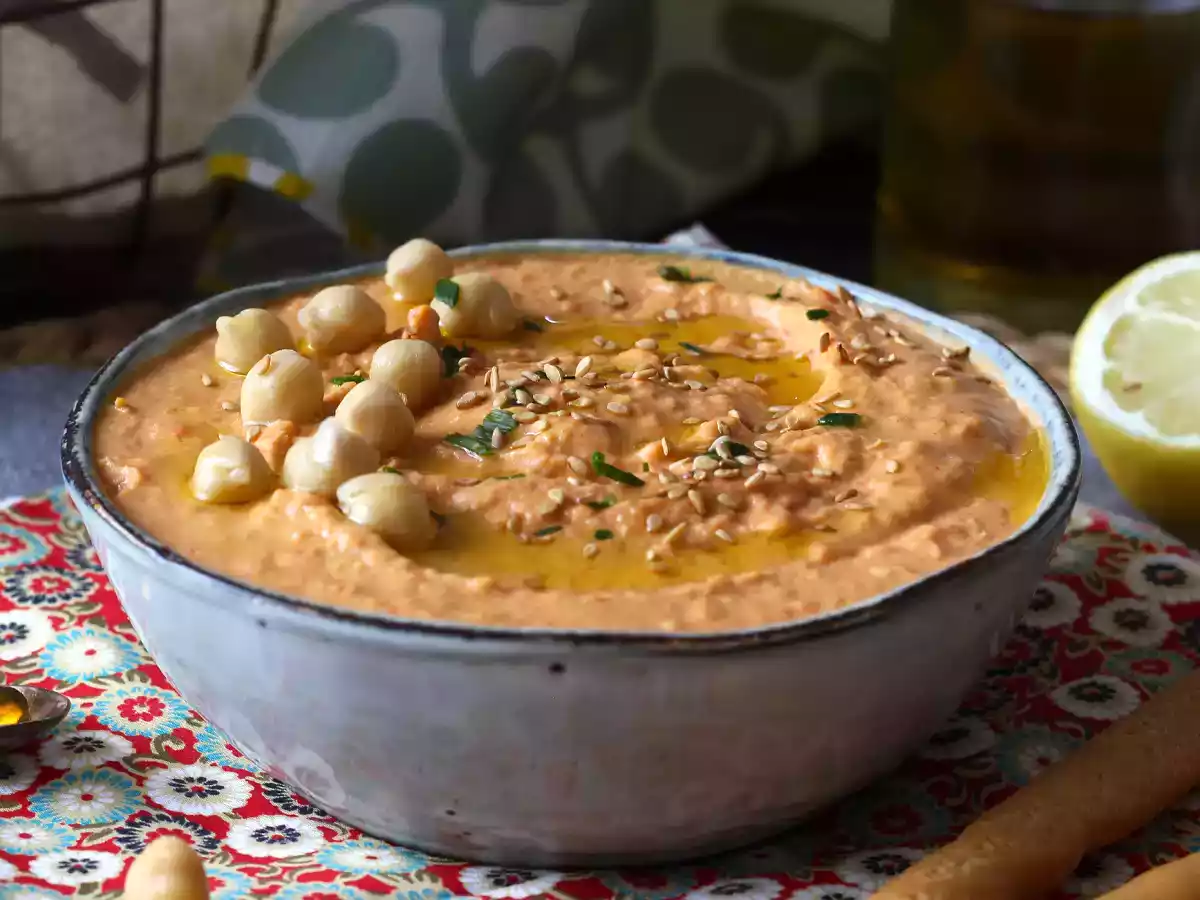 Red bell pepper hummus