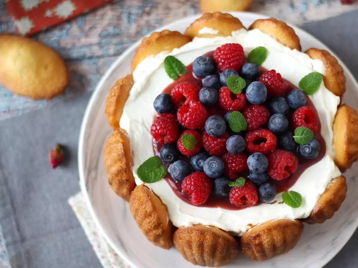 Red berry charlotte with madeleines - photo 6