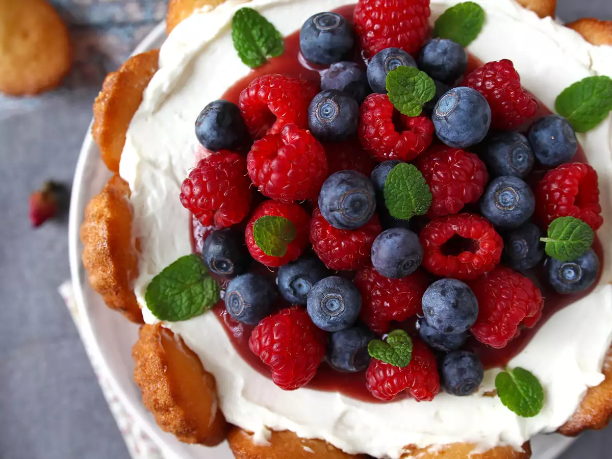 Red fruit charlotte with madeleines - photo 2