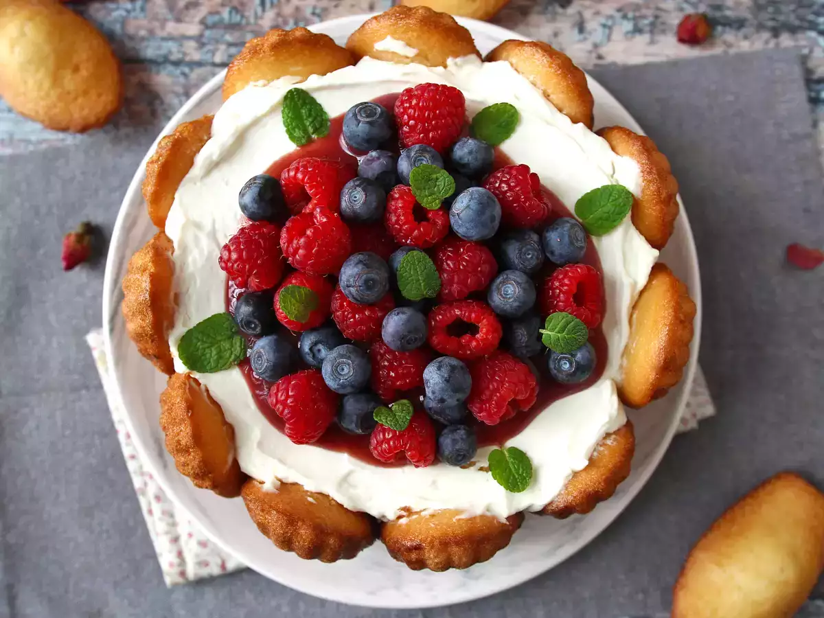 Red fruit charlotte with madeleines - photo 5