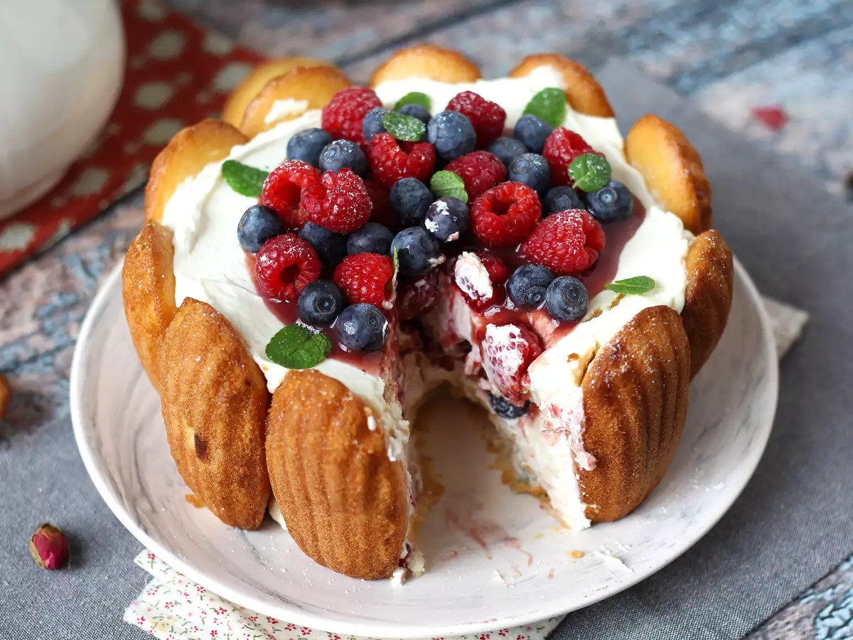 Red fruit charlotte with madeleines - photo 8