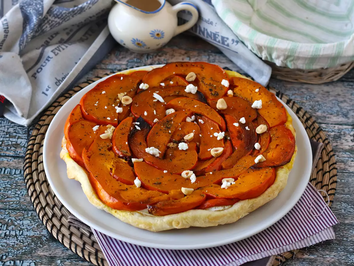 Red kuri squash tatin with goat's cheese and honey - photo 2