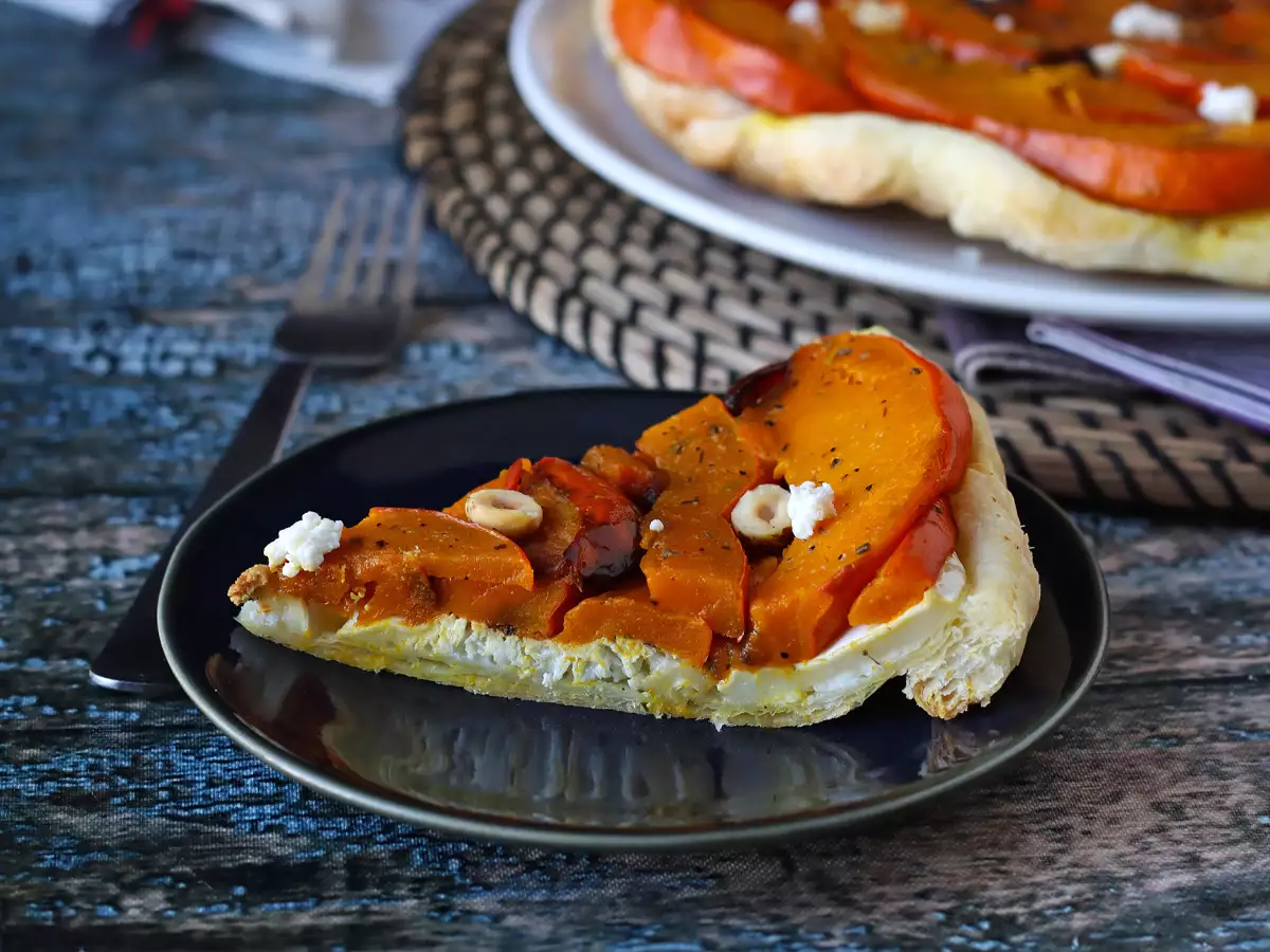 Red kuri squash tatin with goat's cheese and honey - photo 3