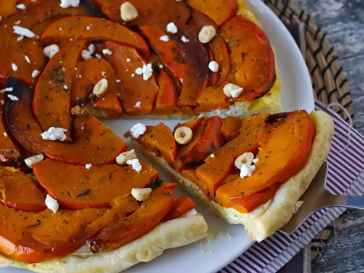 Red kuri squash tatin with goat's cheese and honey - photo 4