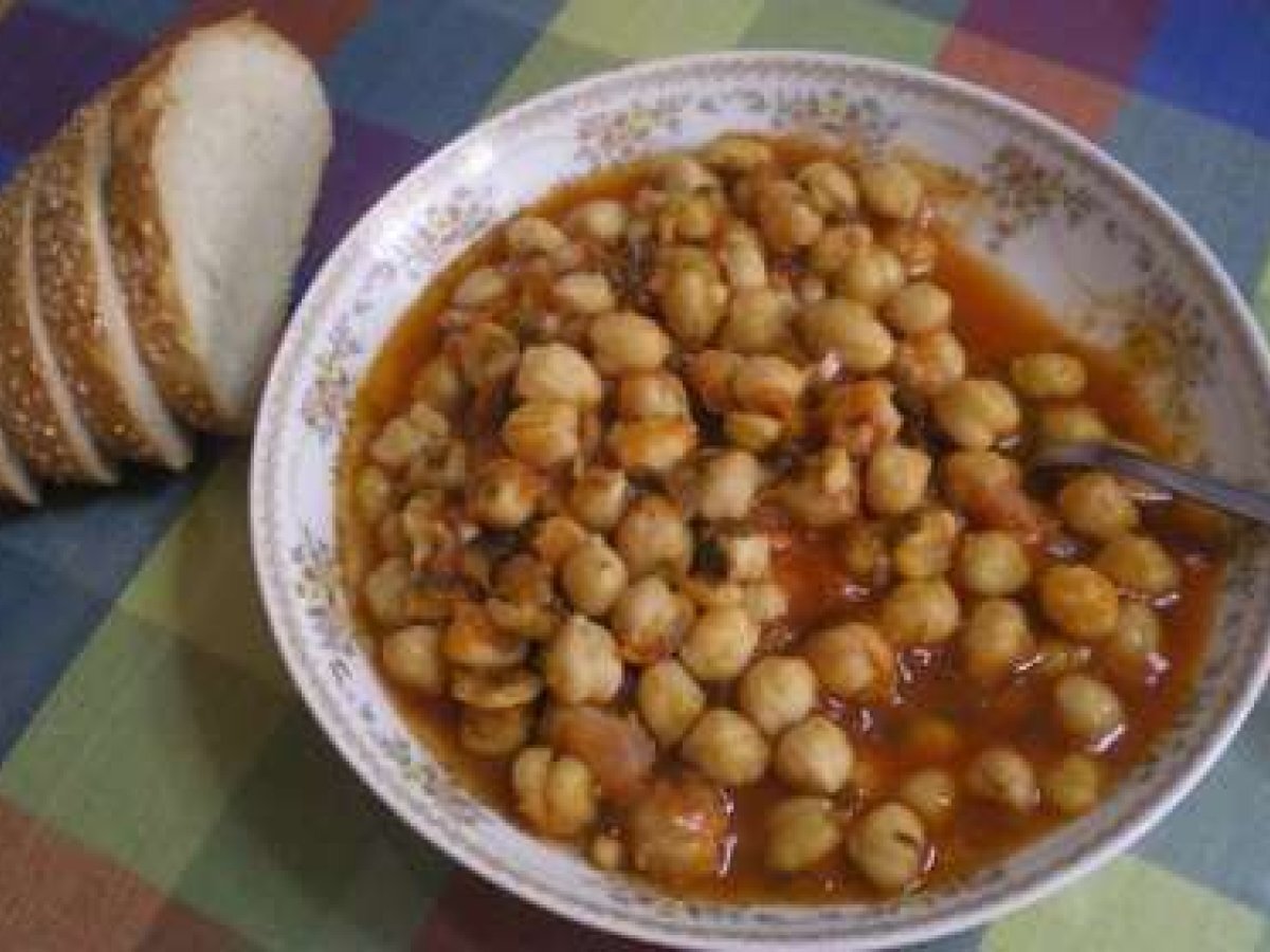 Revithia giahni sti gastra (Greek Chickpea Stew)