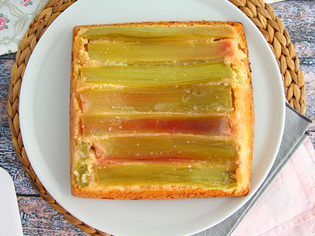 Rhubarb cake