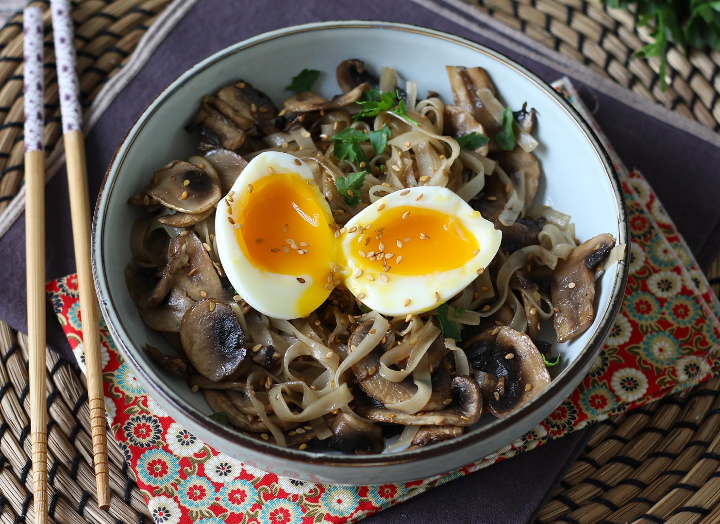 Rice noodles with mushrooms and their softboiled egg! Recipe Petitchef