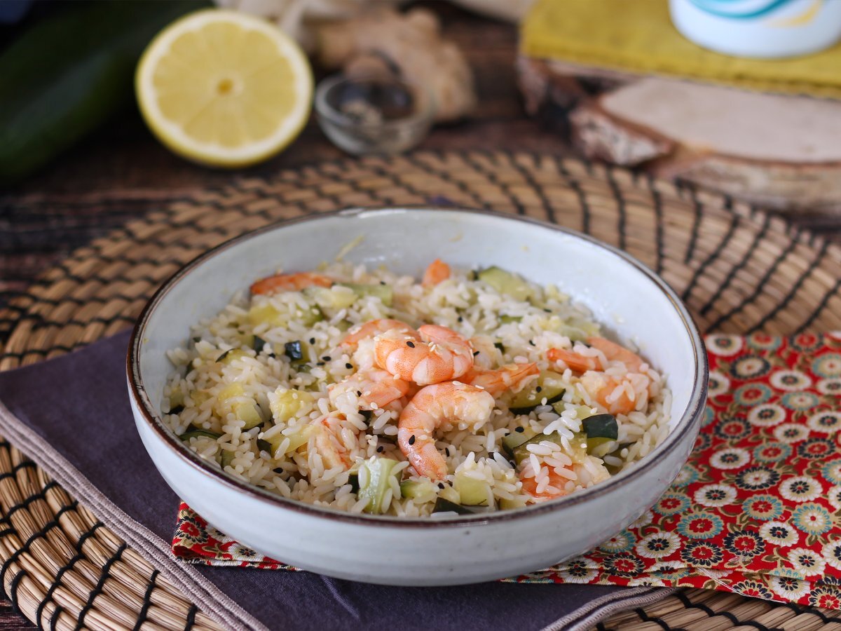 Rice salad with prawns, zucchini and ginger