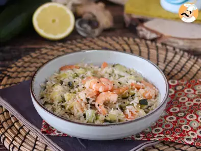 Rice salad with prawns, zucchini and ginger