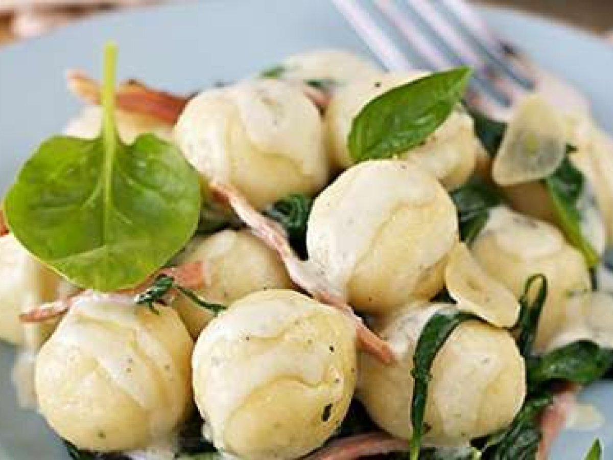 Ricotta gnocchi with spinach, prosciutto and blue cheese ...