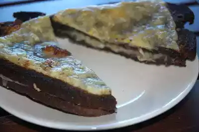 Broiled cheesy garlic pumpernickel bread recipe