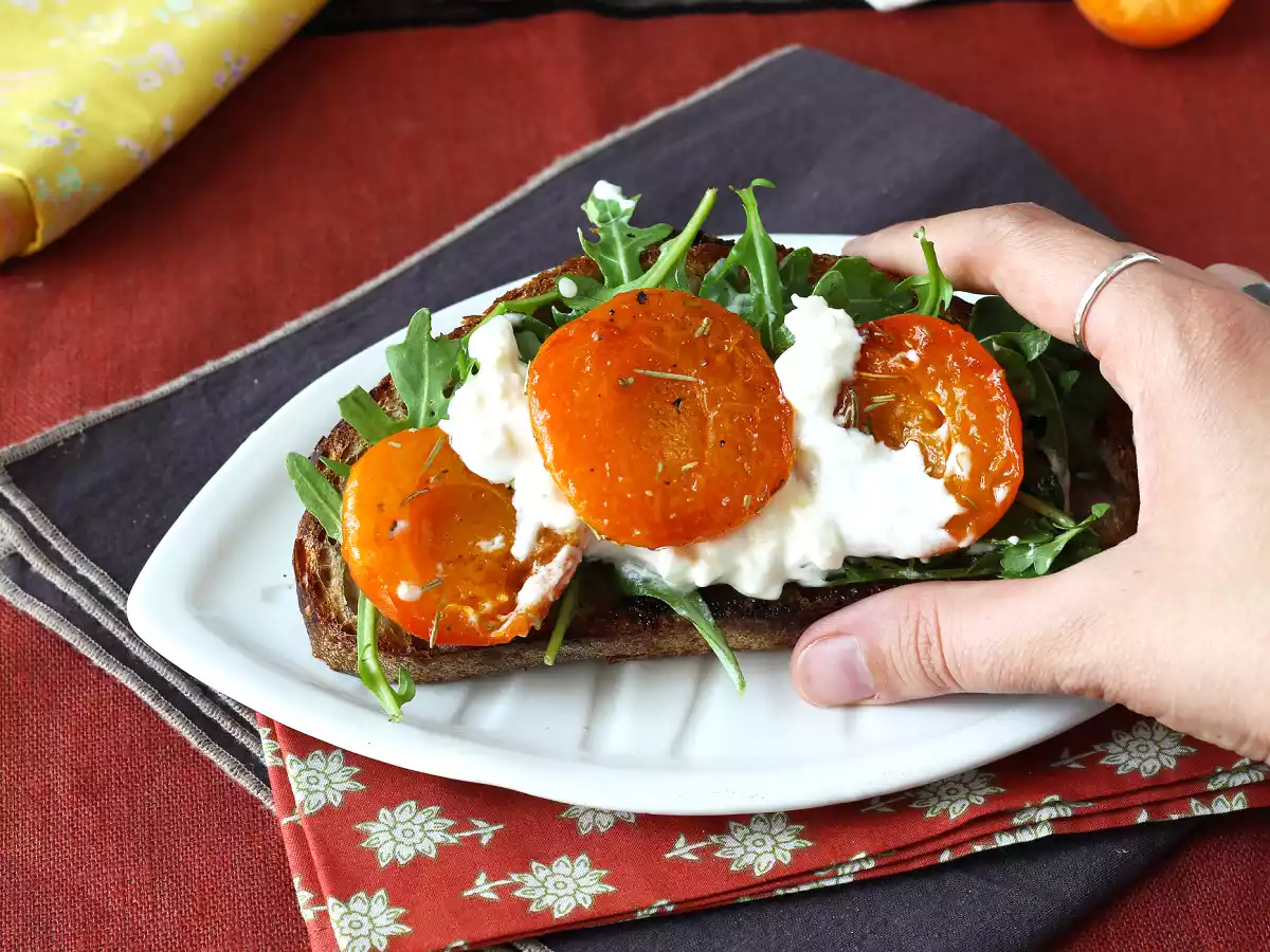 Roasted apricots, arugula and burrata on toast - photo 2