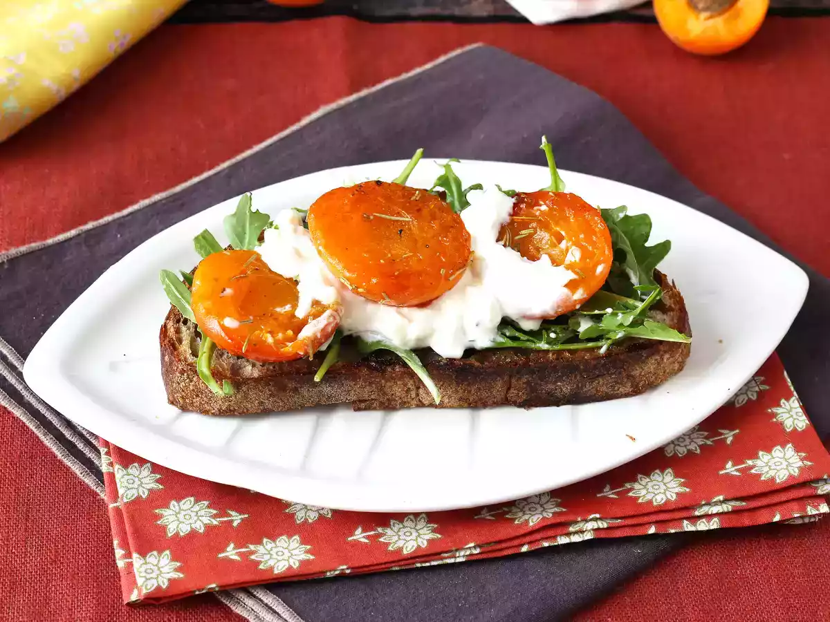 Roasted apricots, arugula and burrata on toast - photo 3