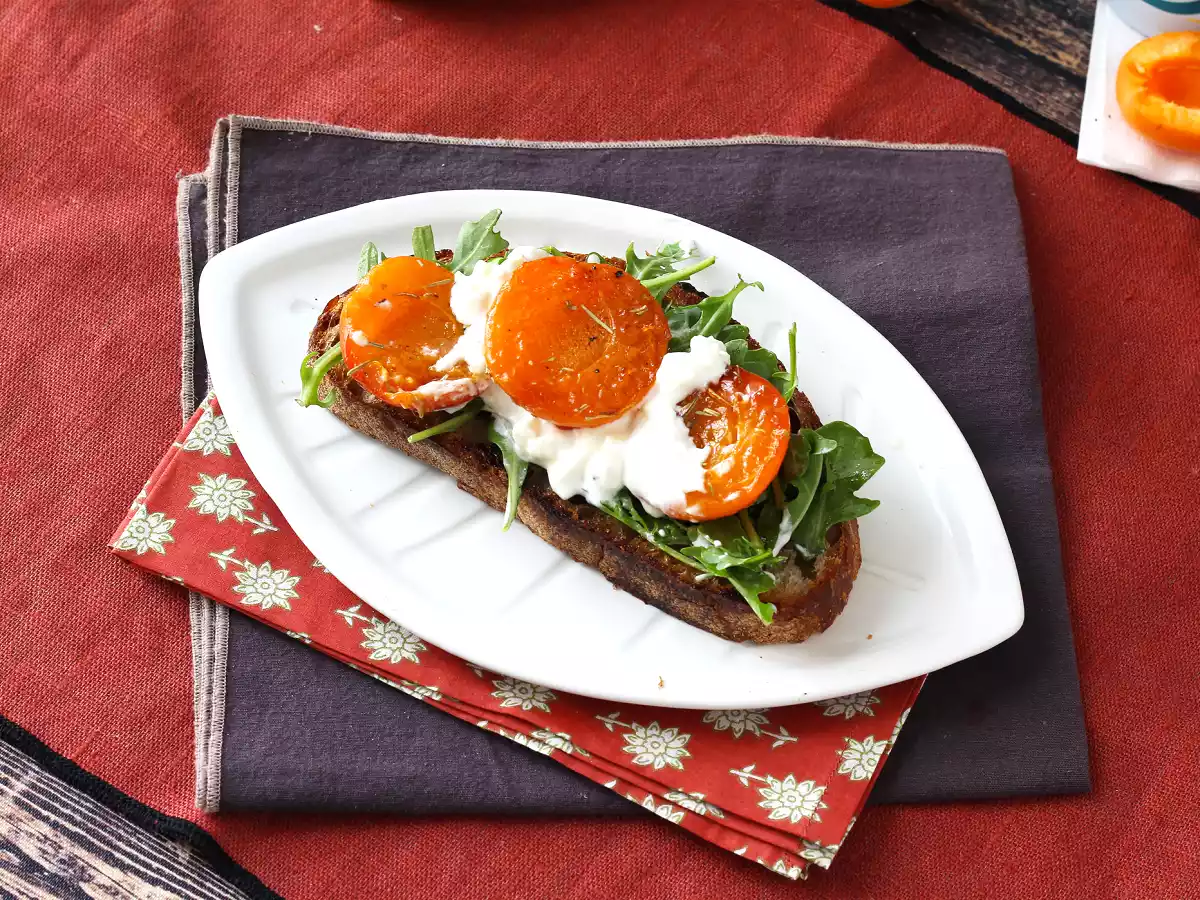Roasted apricots, arugula and burrata on toast - photo 4