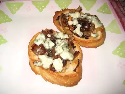 Roasted garlic and gorgonzola crostini recipe