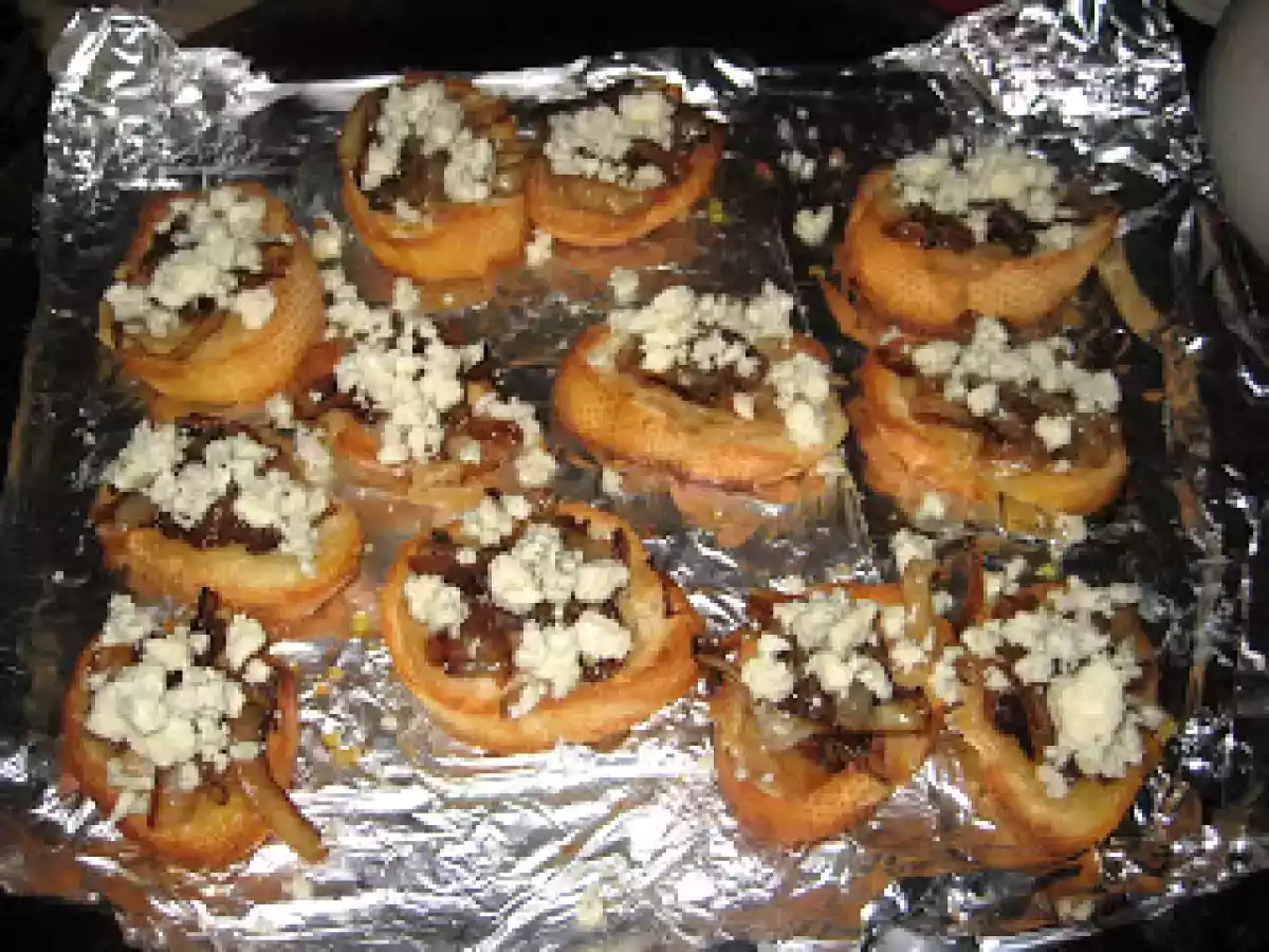 Roasted Garlic, Caramelized Onions and Gorgonzola Crostini - photo 2