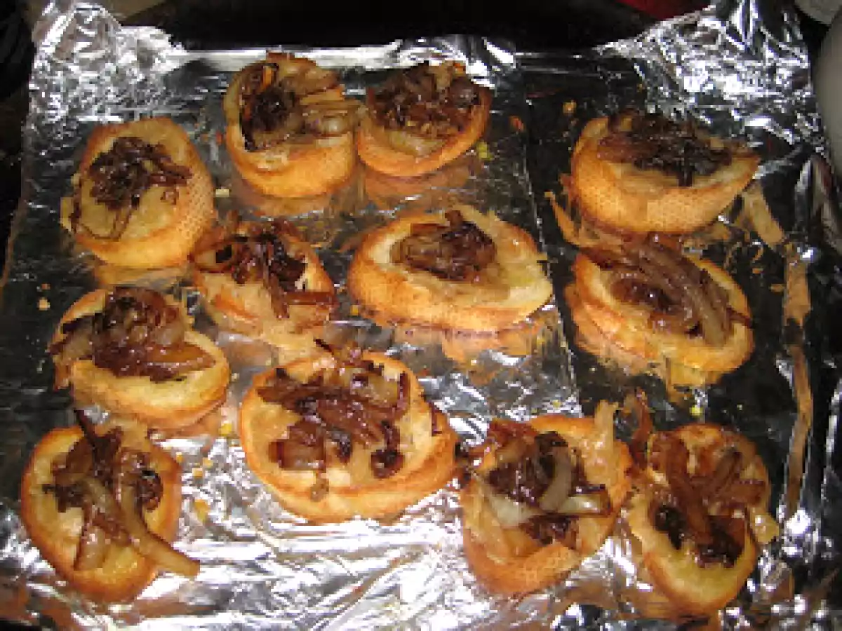 Roasted Garlic, Caramelized Onions and Gorgonzola Crostini - photo 3