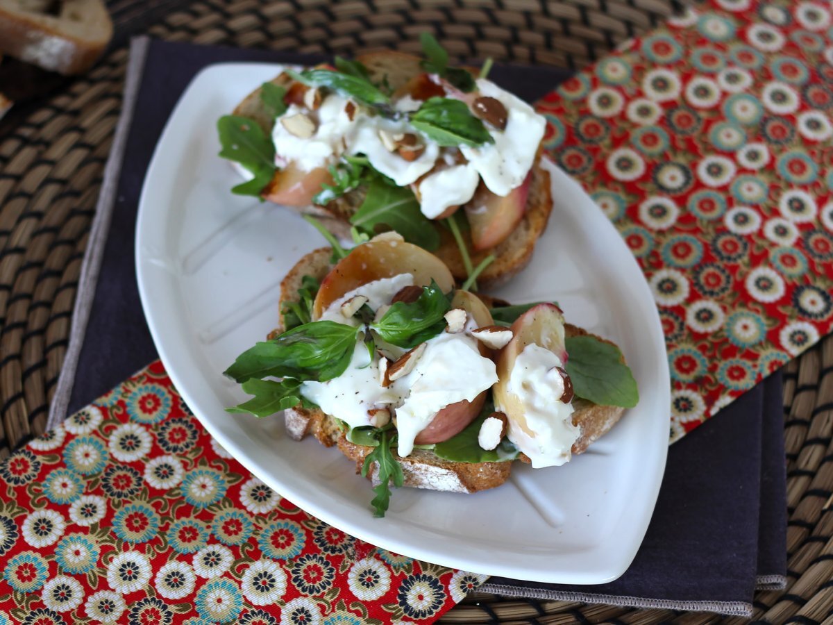 Roasted peaches, arugula and burrata toasts !