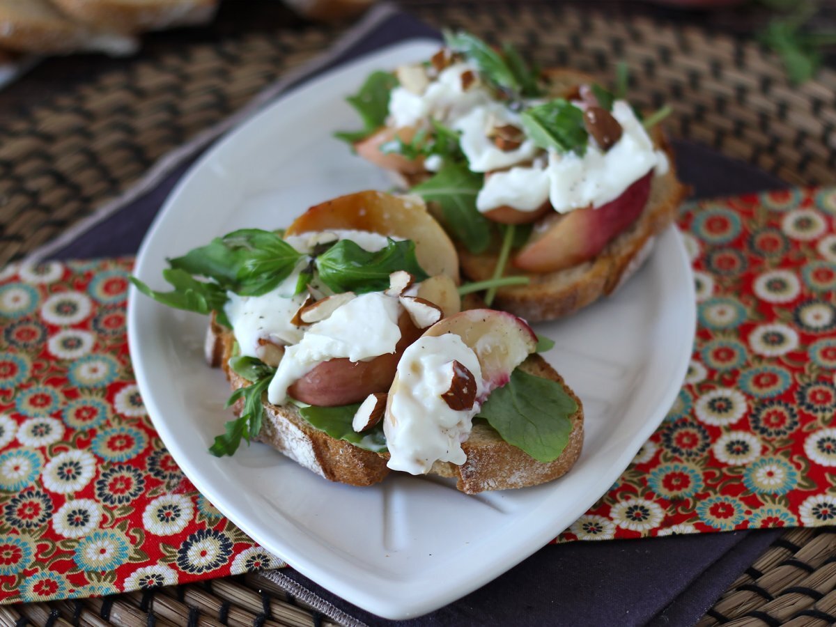 Roasted peaches, arugula and burrata toasts ! - photo 2