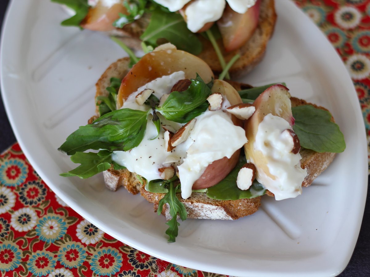 Roasted peaches, arugula and burrata toasts ! - photo 3