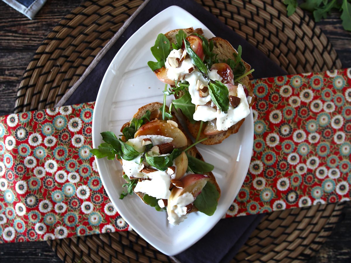 Roasted peaches, arugula and burrata toasts ! - photo 4