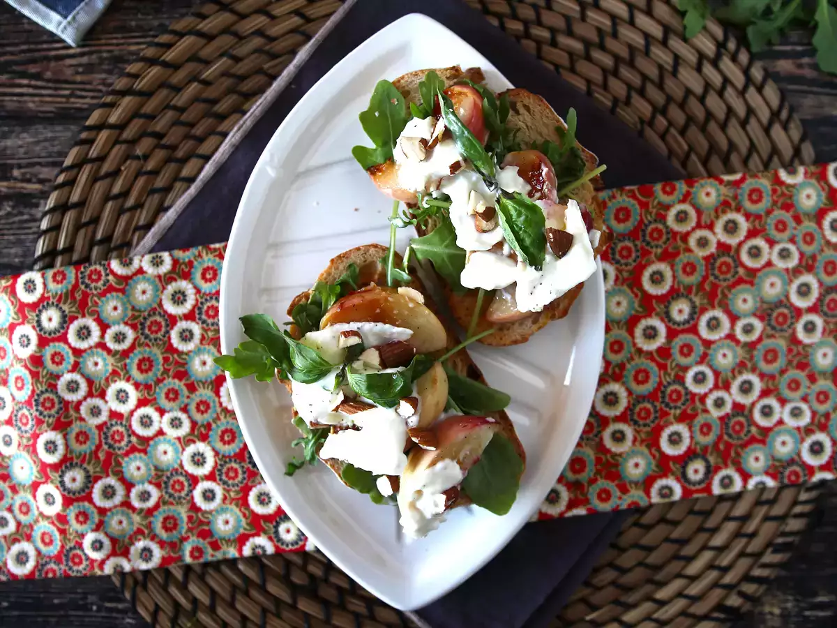 Roasted peaches, arugula and burrata toasts ! - photo 4
