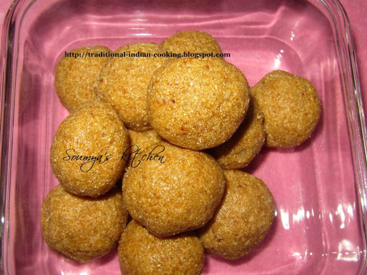 ROASTED RICE LADOO / ARI VARUTHA UNDA