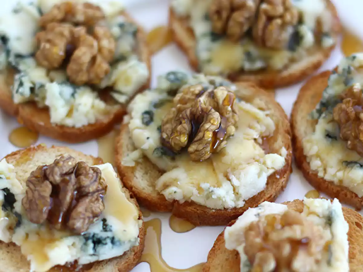 Roquefort toasts with walnuts and honey - photo 2