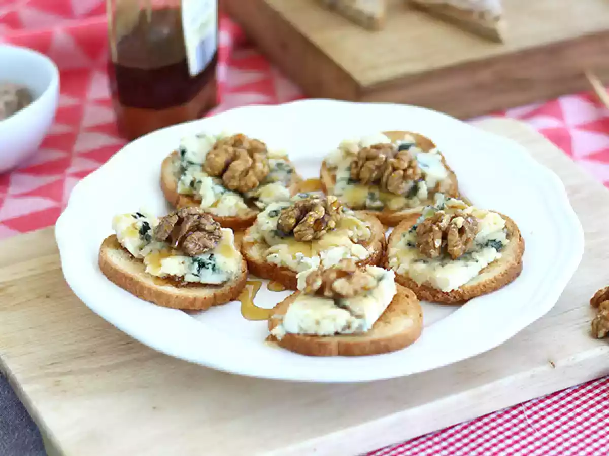 Roquefort toasts with walnuts and honey - photo 3