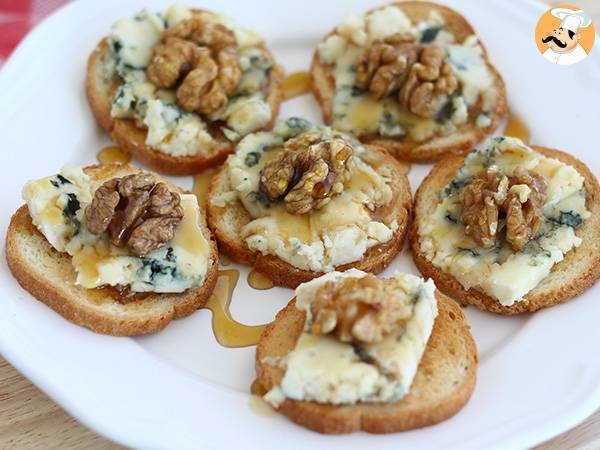 Roquefort toasts with walnuts and honey