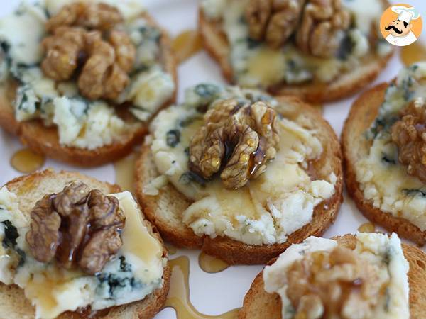 Roquefort toasts with walnuts and honey - photo 2