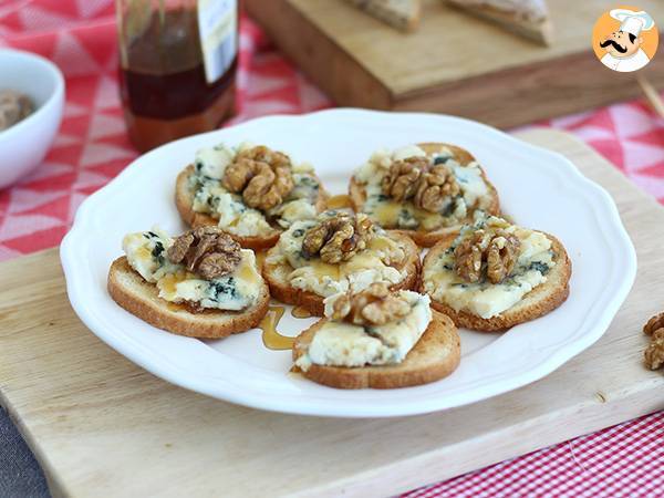 Roquefort toasts with walnuts and honey - photo 3