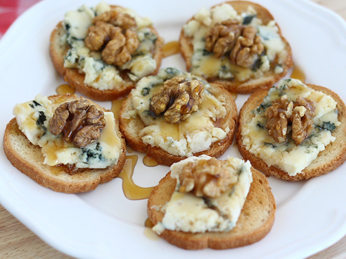 Roquefort, walnut and honey toasts