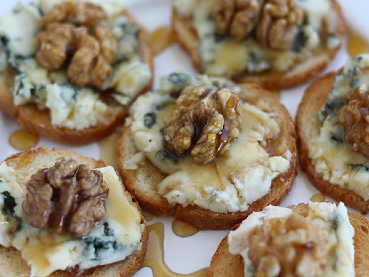 Roquefort, walnut and honey toasts - photo 2