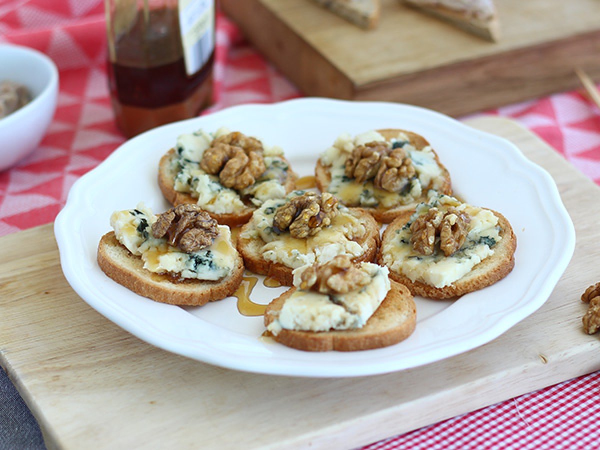 Roquefort, walnut and honey toasts - photo 3