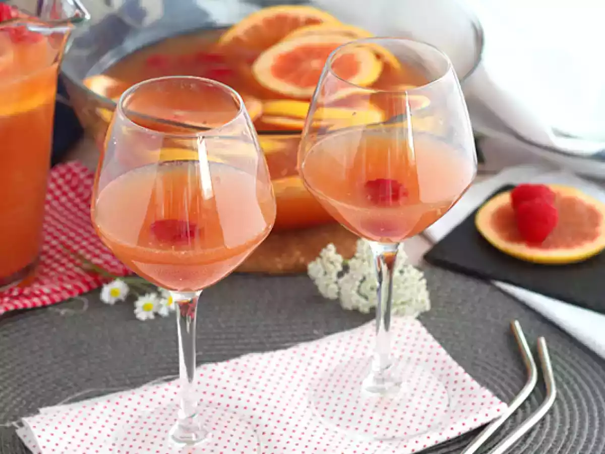Rosé sangria with rosé wine