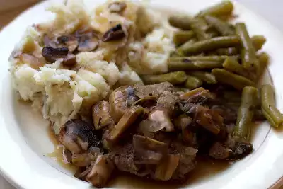 Salisbury steak recipe with mushroom gravy