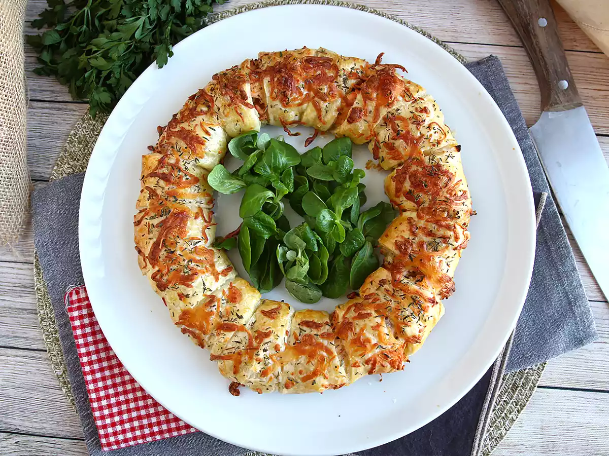 Salmon and mustard puff pastry crown - photo 2