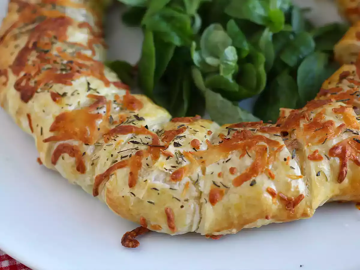 Salmon and mustard puff pastry crown - photo 3