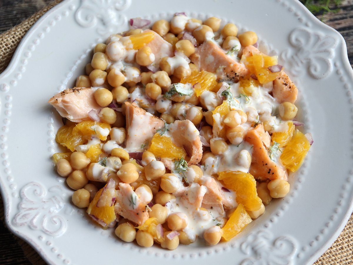 Salmon, chickpea and orange salad - photo 4