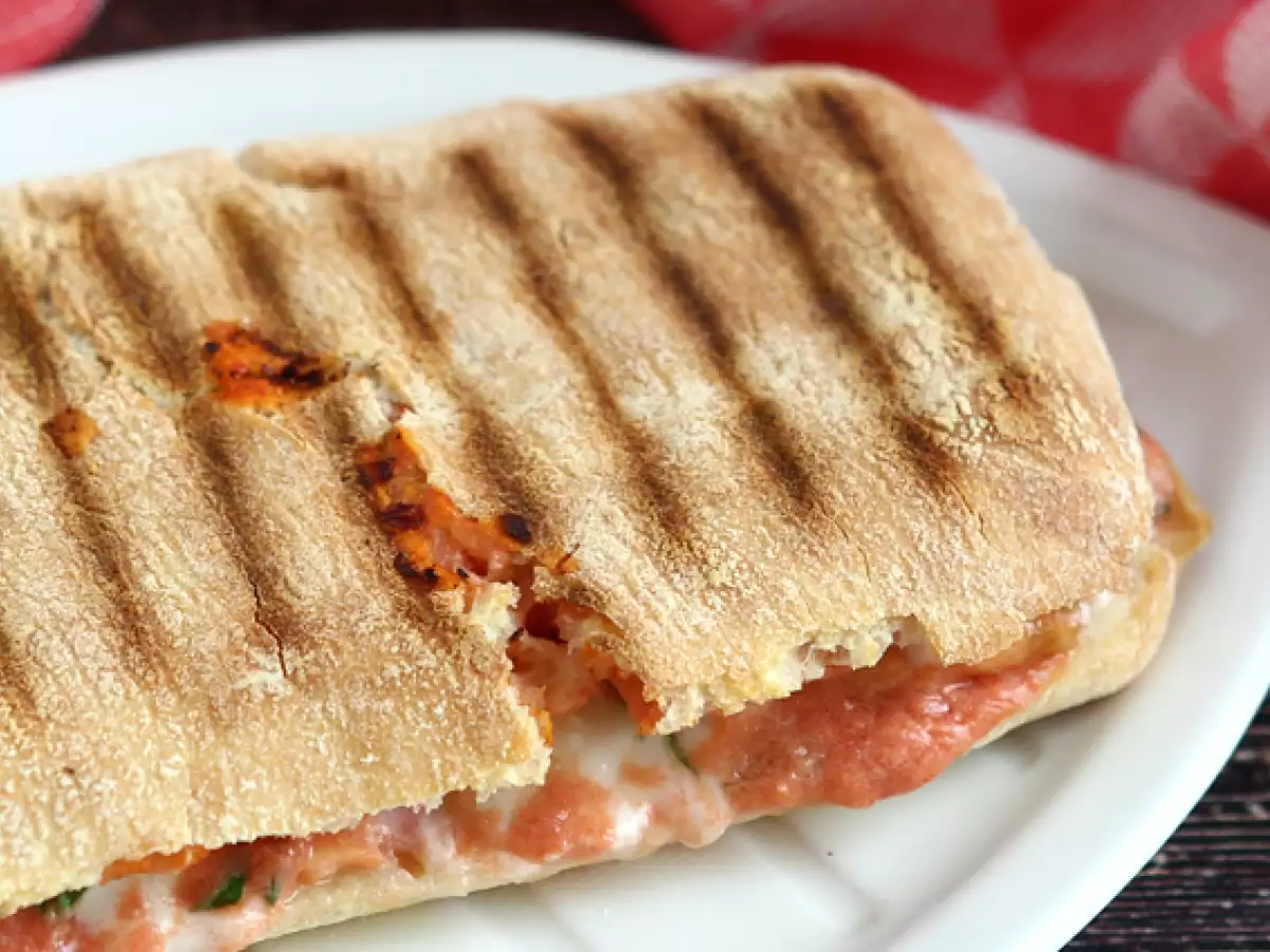 Salmon, mozzarella and dill panini - photo 2