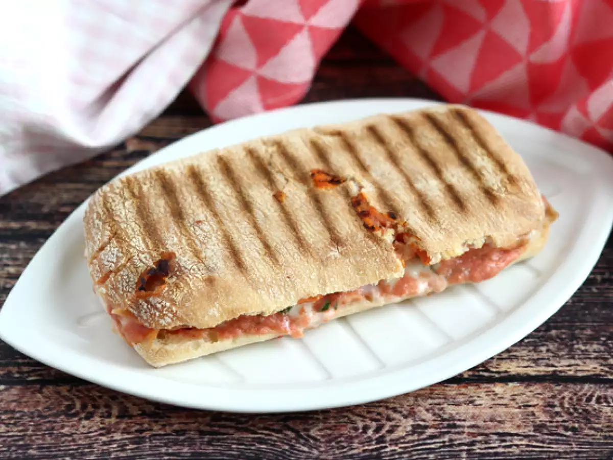 Salmon, mozzarella and dill panini - photo 4
