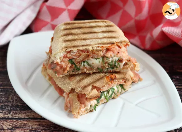 Salmon, mozzarella and dill panini sandwich - Recipe Petitchef
