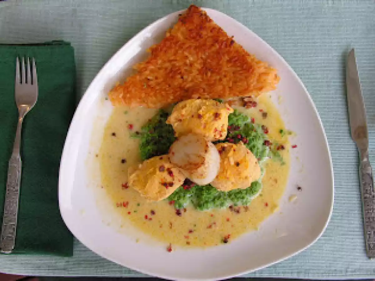 Salmon quenelles with watercress cream and rice cakes