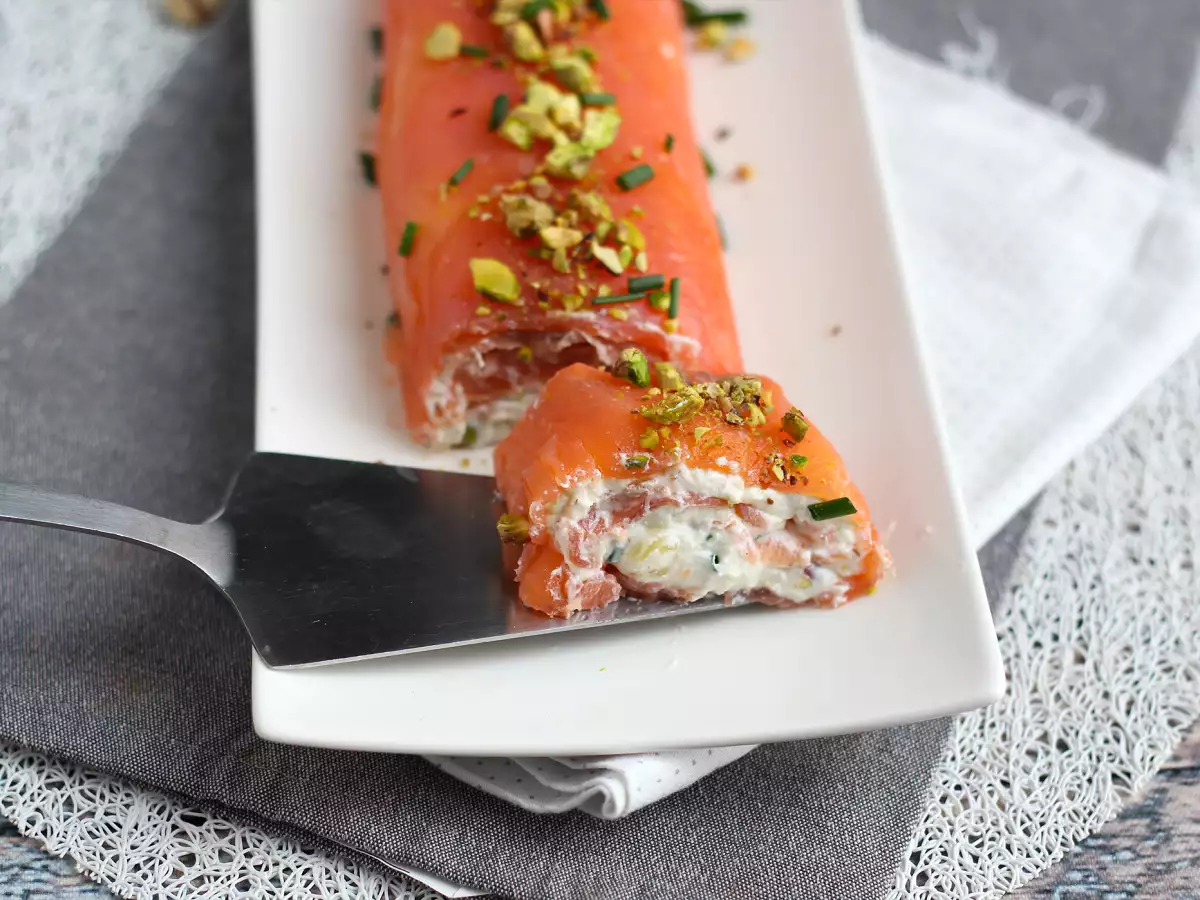 Salmon roll with ricotta and pistachios - photo 3