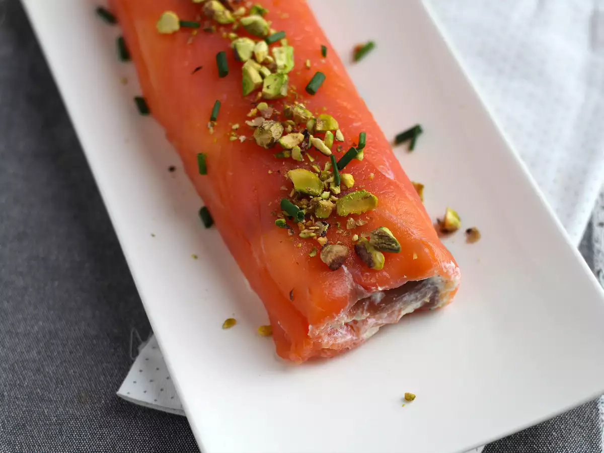 Salmon roll with ricotta and pistachios - photo 4